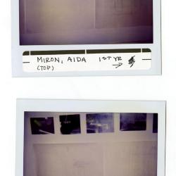 Installation polaroids.